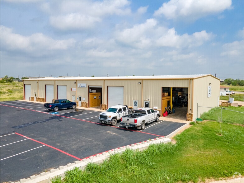 200 Eurostar Dr, Pleasanton, TX for lease - Primary Photo - Image 1 of 8