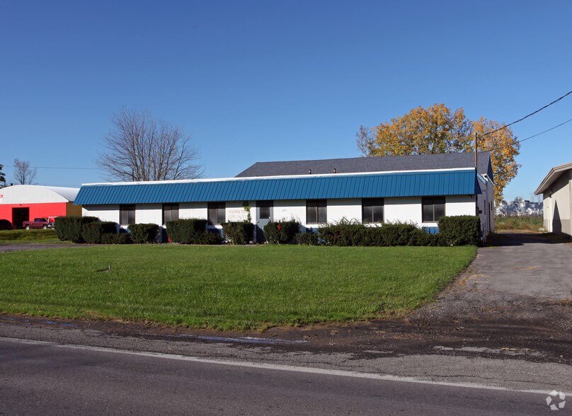 8125-8127 Thompson Rd, Clay, NY à louer - Photo du bâtiment - Image 3 de 6