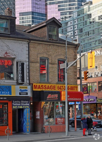 568 Yonge St, Toronto, ON for lease - Building Photo - Image 2 of 4