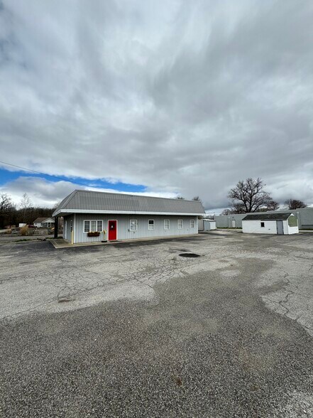 Office/Retail/Land For Sale Delphi, IN portefeuille de 2 propriétés à vendre sur LoopNet.ca - Photo principale - Image 1 de 40