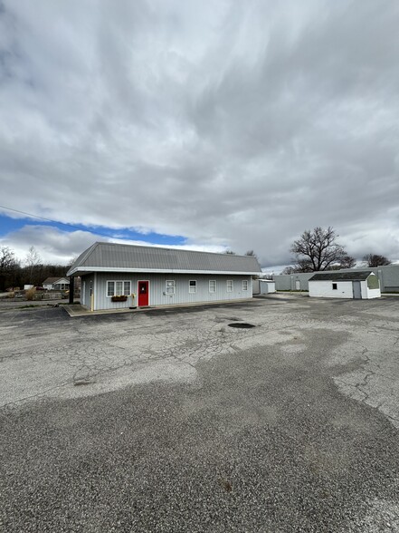 Office/Retail/Land For Sale Delphi, IN portfolio of 2 properties for sale on LoopNet.ca - Primary Photo - Image 1 of 42