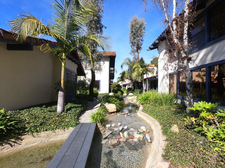 2660 Townsgate Rd, Westlake Village, CA à louer - Photo du bâtiment - Image 2 de 17