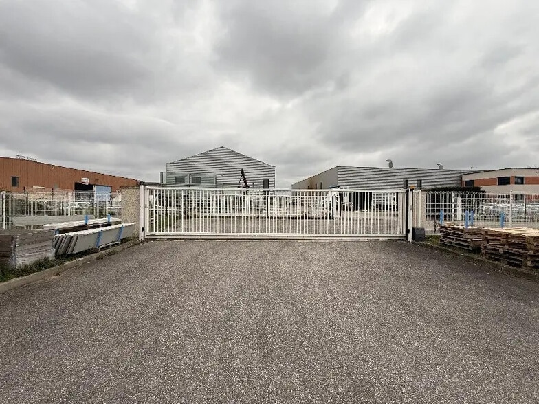 Office in Meyzieu for lease - Building Photo - Image 3 of 7