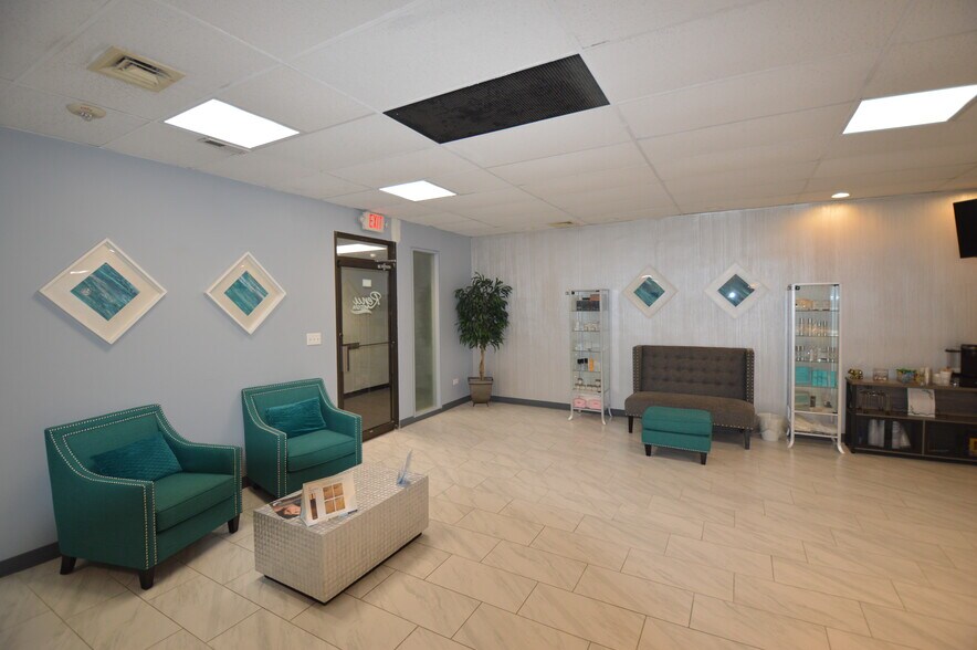 380 E Northwest Hwy, Des Plaines, IL for sale - Interior Photo - Image 2 of 15