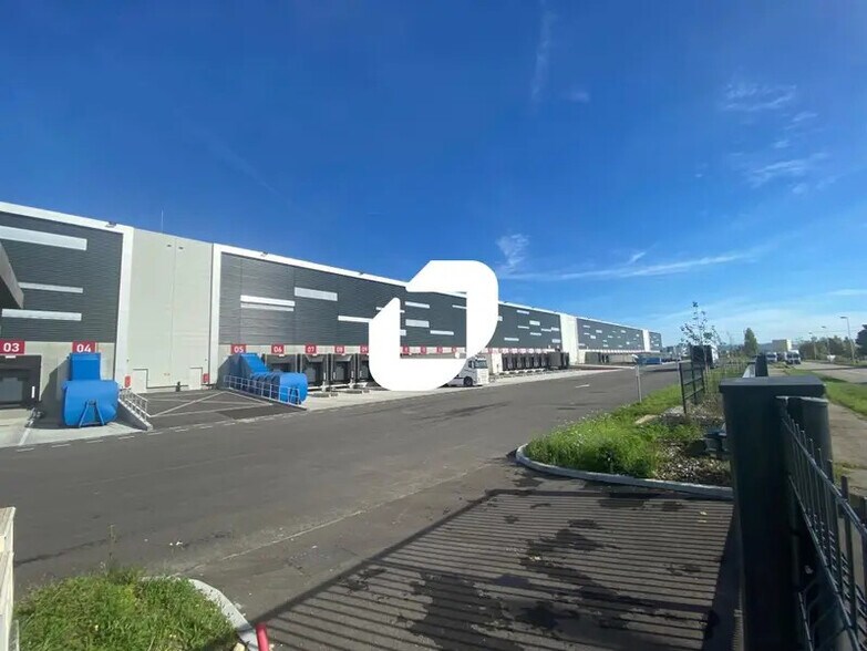 Industriel dans Saint-Quentin-Fallavier à louer - Photo du bâtiment - Image 2 de 8
