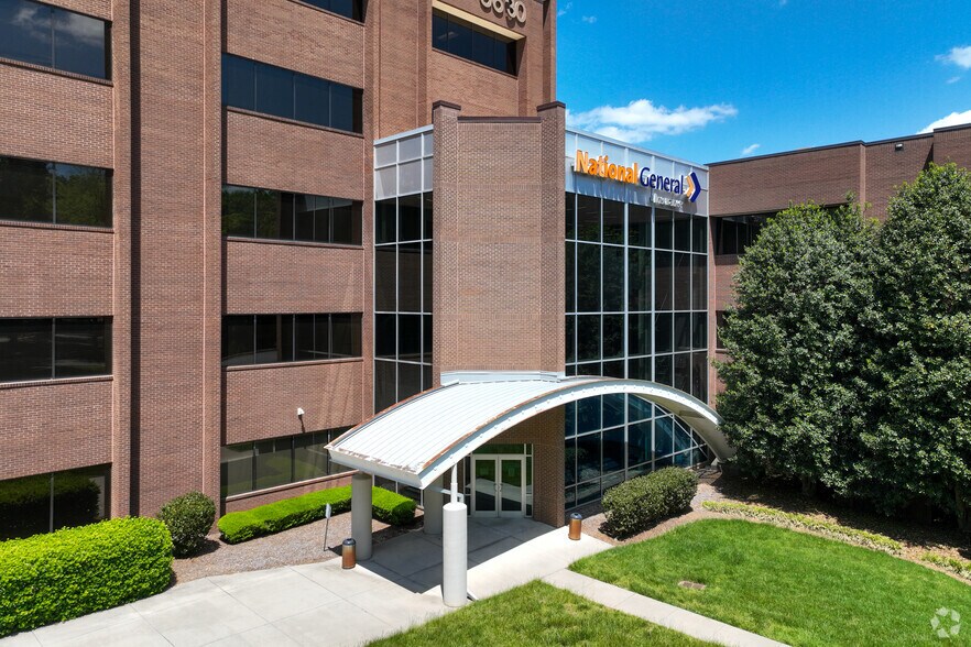 5630 University Pky, Winston-Salem, NC à louer - Photo du bâtiment - Image 2 de 6