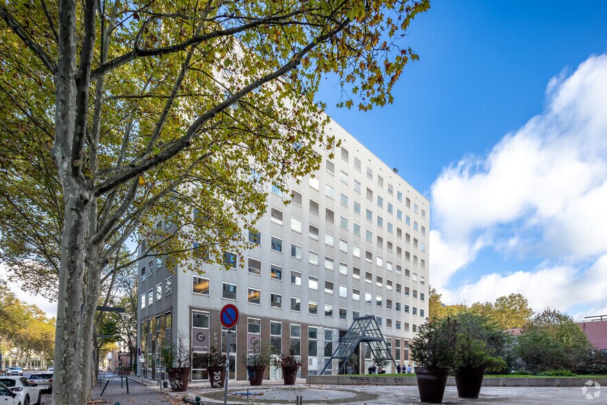 Bureau dans Villeurbanne à louer - Photo du bâtiment - Image 2 de 3