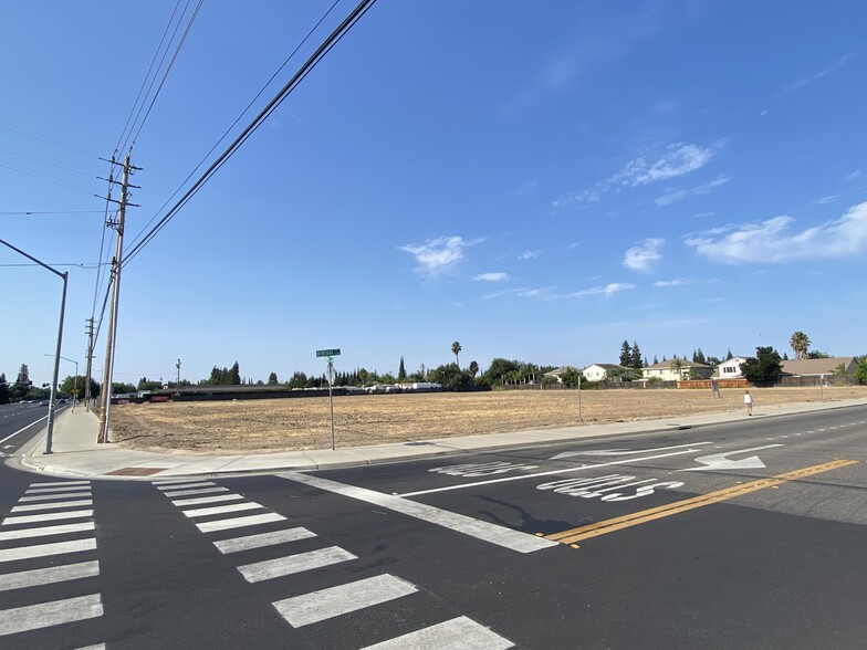 3957 Coffee Rd, Modesto, CA à vendre - Photo principale - Image 1 de 4