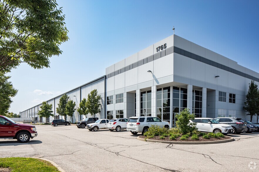 1765-1795 Worldwide Blvd, Hebron, KY à louer - Photo du bâtiment - Image 1 de 3