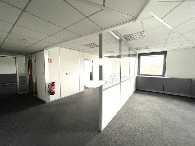 Industrial in Lyon for lease - Interior Photo - Image 2 of 9