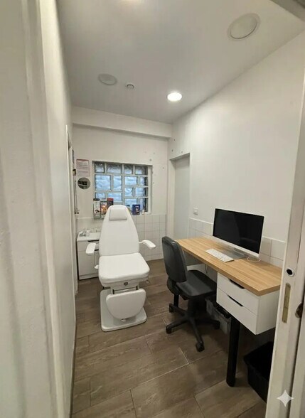 Commerce de détail dans Neuilly-sur-Seine à louer - Photo intérieure - Image 2 de 2