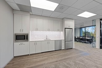 620 Newport Center Dr, Newport Beach, CA à louer Photo intérieure- Image 1 de 7