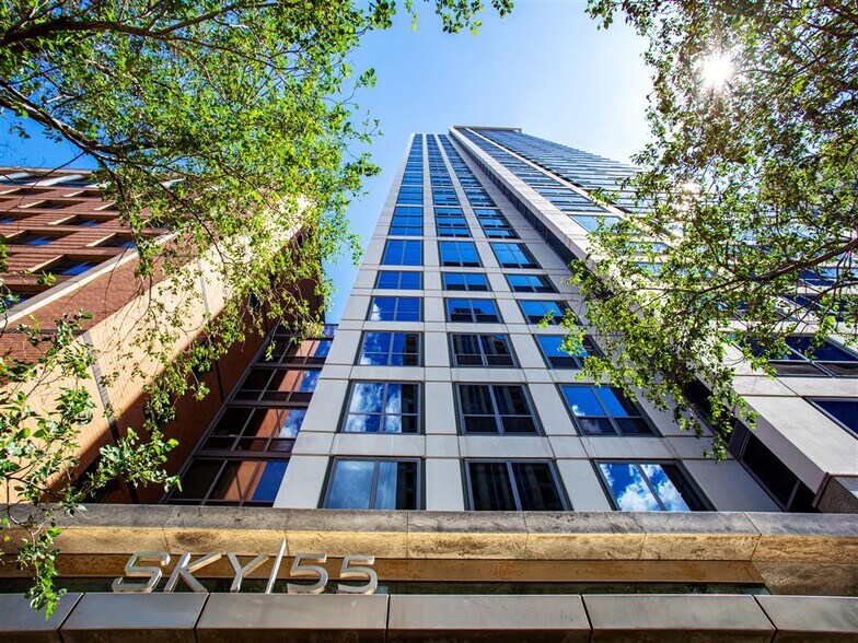 Premier South Loop Value Add Investment portefeuille de 2 propriétés à vendre sur LoopNet.ca - Photo du bâtiment - Image 2 de 5