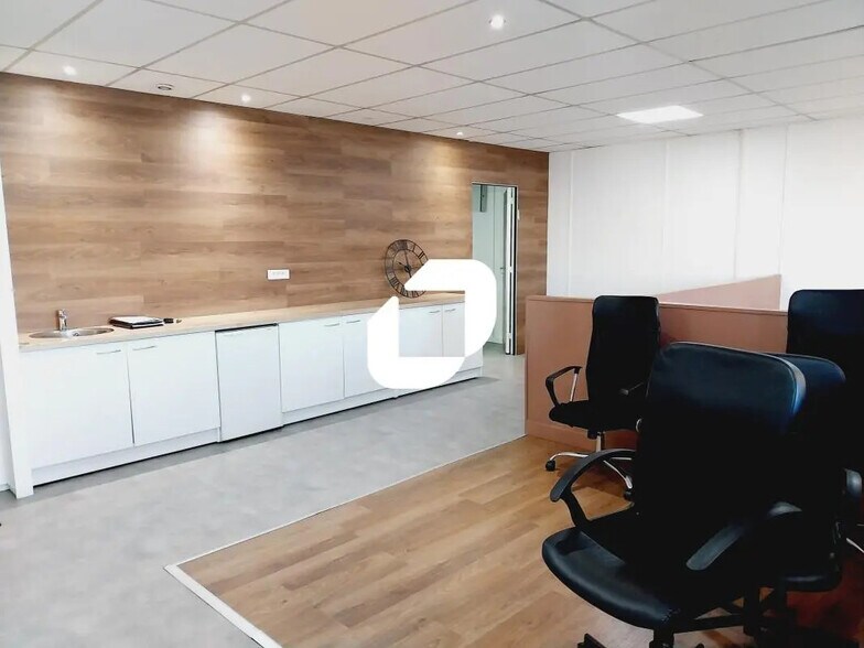 Office in Neuilly-Plaisance for lease - Interior Photo - Image 3 of 11