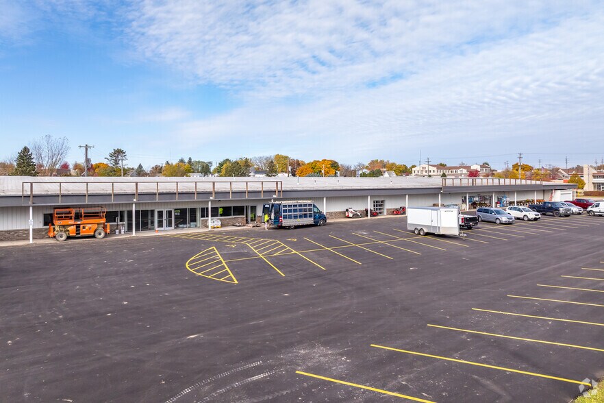 401 Bernard St, Watertown, WI à louer - Photo du bâtiment - Image 3 de 4