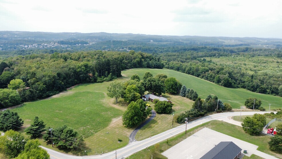 1027 GEORGES STATION Rd, Greensburg, PA à vendre - Photo du bâtiment - Image 2 de 8