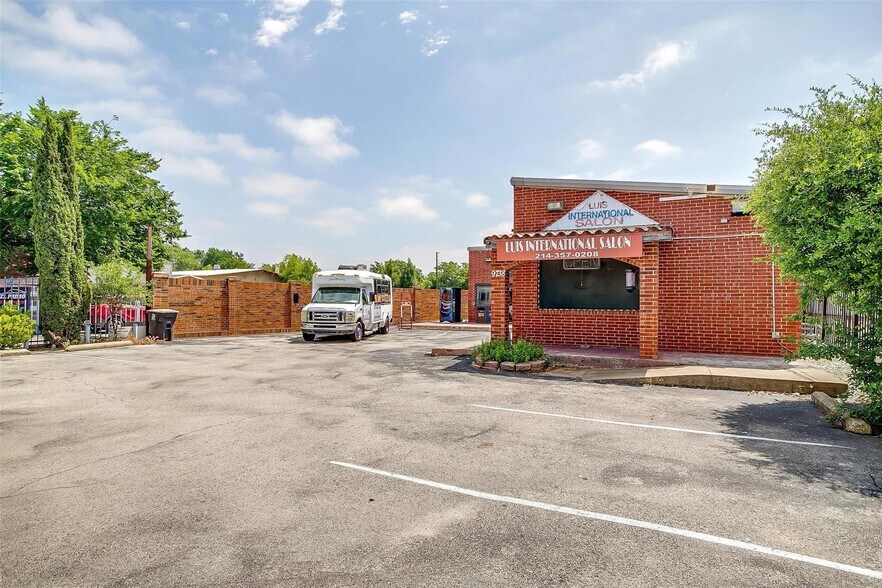 9738 Brockbank Dr, Dallas, TX à vendre - Photo du bâtiment - Image 2 de 7