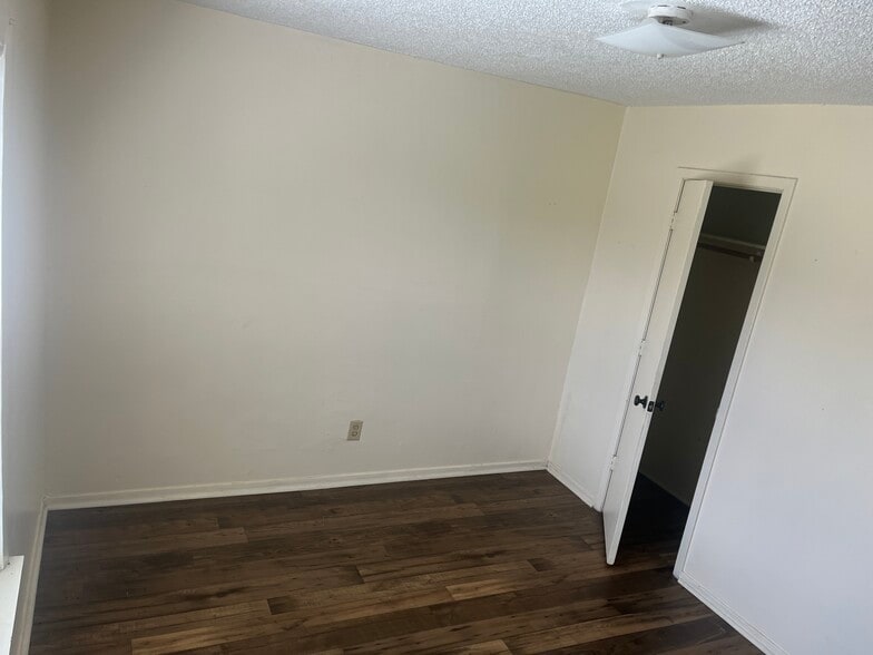 209 E Sycamore Ln, Longview, TX for sale - Interior Photo - Image 3 of 5