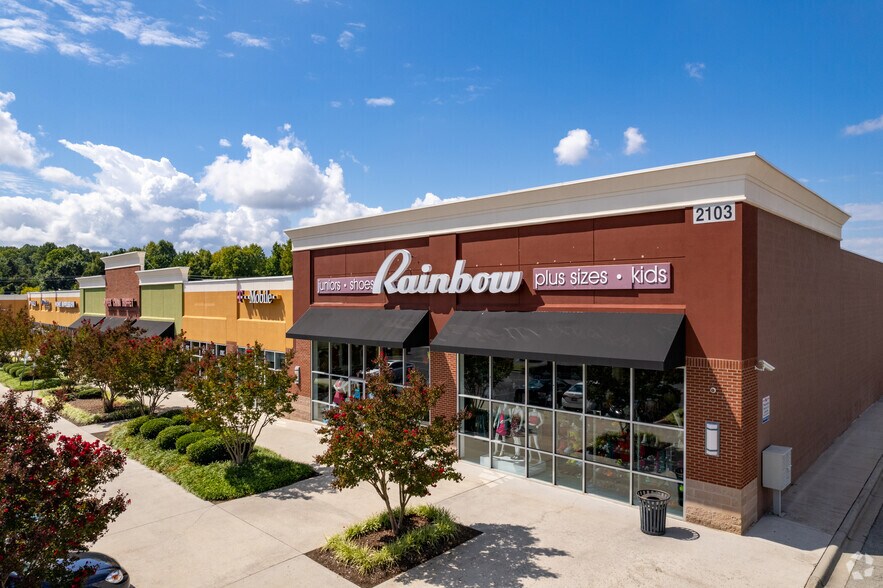 2107 Pyramid Village Blvd, Greensboro, NC à louer - Photo du bâtiment - Image 2 de 12