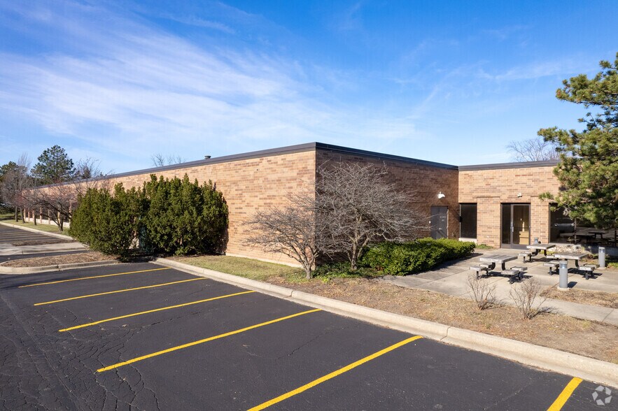 701 Woodlands Pky, Vernon Hills, IL à vendre - Photo du bâtiment - Image 3 de 6
