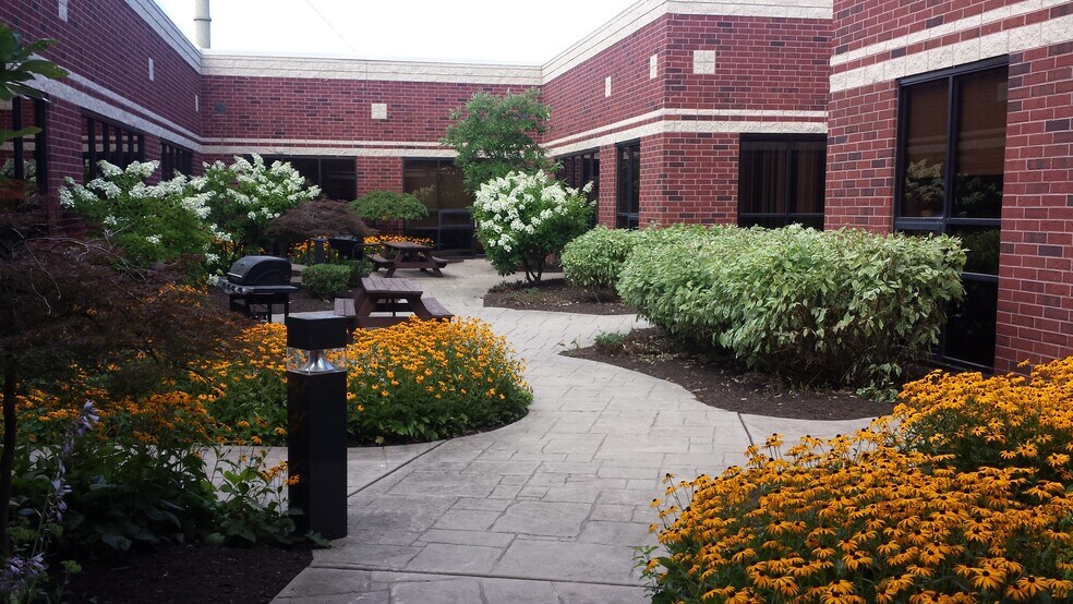 4670 Richmond Rd, Warrensville Heights, OH à louer - Photo du bâtiment - Image 2 de 4