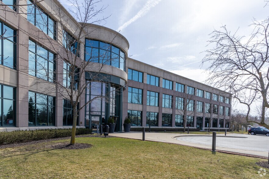 N17W24222 Riverwood Dr, Waukesha, WI à louer - Photo du bâtiment - Image 3 de 5