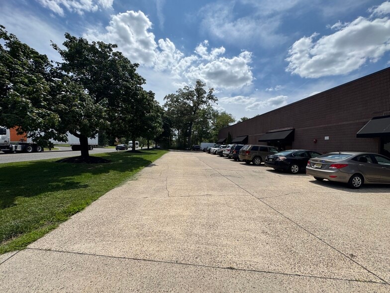 601 Heron Dr, Logan Township, NJ for lease - Building Photo - Image 2 of 12