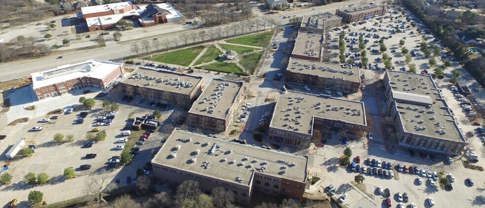 700 Parker Sq, Flower Mound, TX à louer - Photo du bâtiment - Image 2 de 2