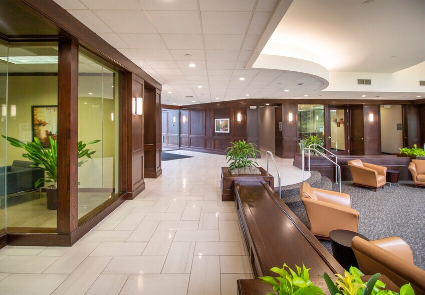 175 N Patrick Blvd, Brookfield, WI à louer - Photo intérieure - Image 3 de 9