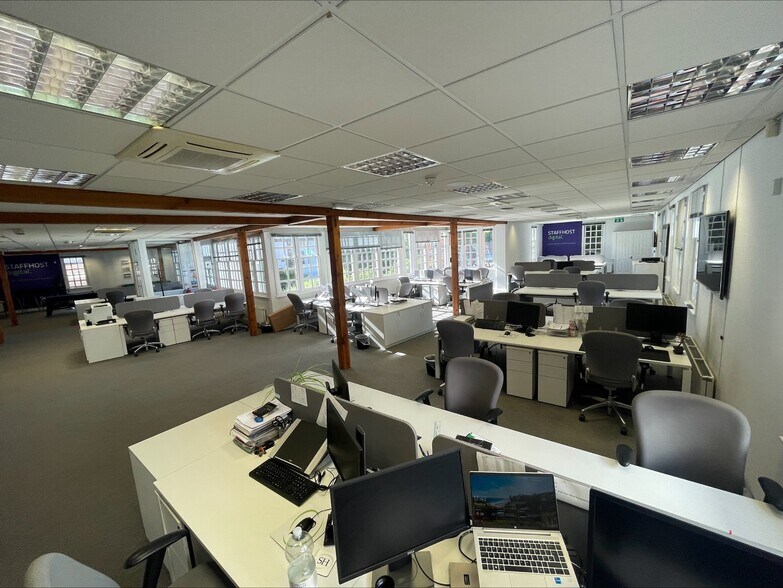 27 London End, Beaconsfield à louer - Photo du bâtiment - Image 2 de 11