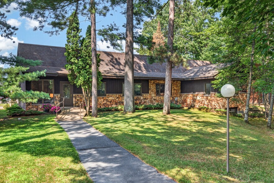 9758 W Lake Ave, Minocqua, WI à vendre - Photo du bâtiment - Image 2 de 52