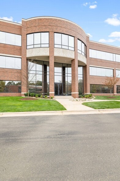 2300 Rexwoods Dr, Raleigh, NC à louer - Photo du bâtiment - Image 2 de 16