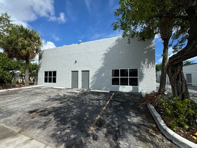 More details for 611 NE 42nd St, Deerfield Beach, FL - Industrial for Lease