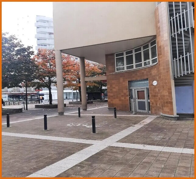 13 Place Des Pianos, Saint-Denis à louer - Photo du bâtiment - Image 2 de 5