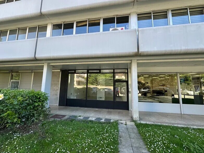 Retail in Tassin-la-Demi-Lune for lease - Building Photo - Image 1 of 7