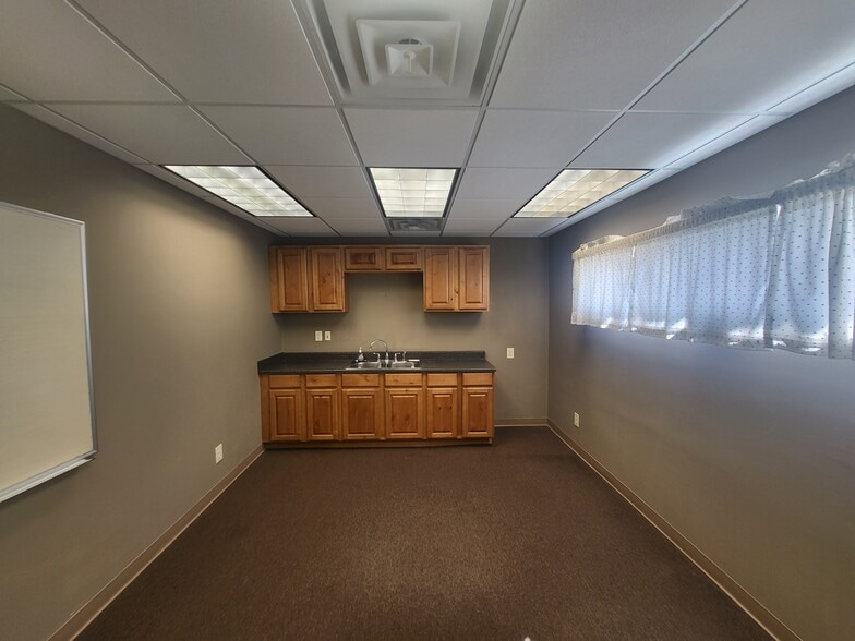 901 E Loula St, Olathe, KS for sale - Interior Photo - Image 3 of 12