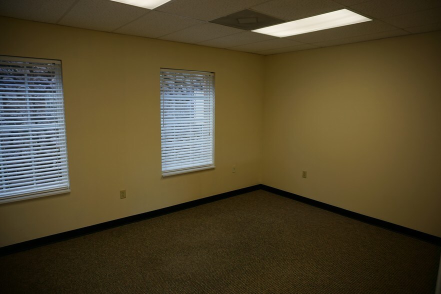 410 Montbrook Ln, Knoxville, TN à vendre - Photo du bâtiment - Image 2 de 2