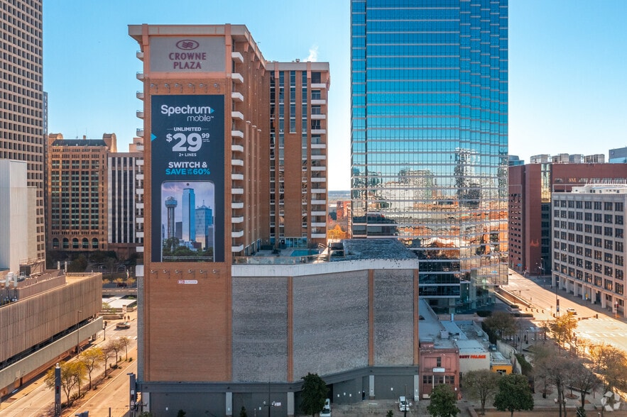 1015 Elm St, Dallas, TX à vendre - Photo du bâtiment - Image 2 de 23