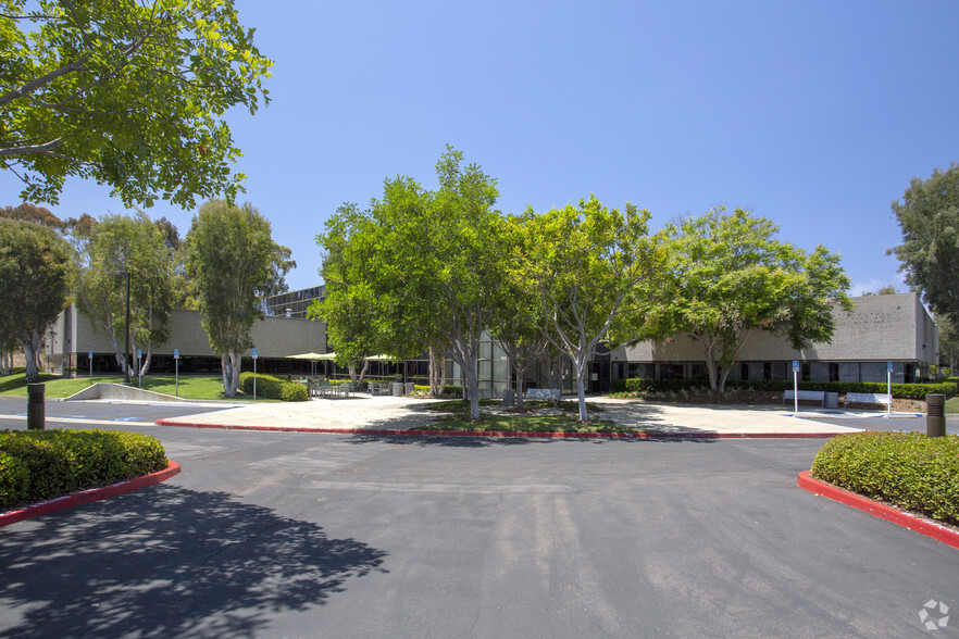 9449 Carroll Park Dr, San Diego, CA for lease - Building Photo - Image 2 of 3