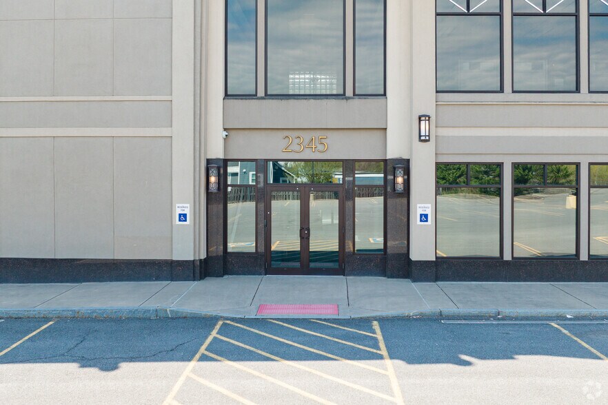 2363 James St, Syracuse, NY à louer - Photo du bâtiment - Image 2 de 6