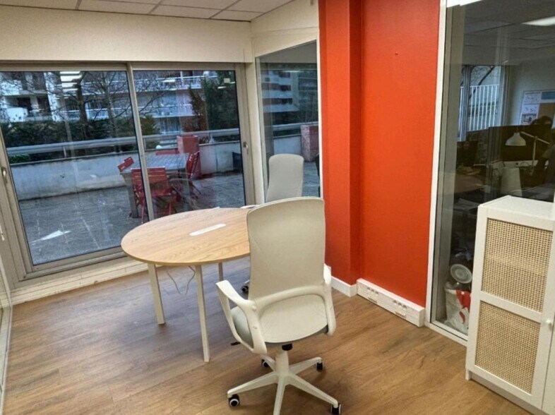 70 Rue De Crimée, Paris for lease - Interior Photo - Image 3 of 6