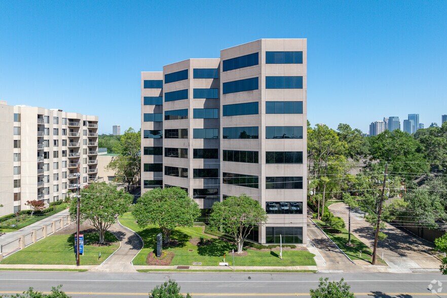 675 Bering Dr, Houston, TX à louer - Photo du bâtiment - Image 2 de 10