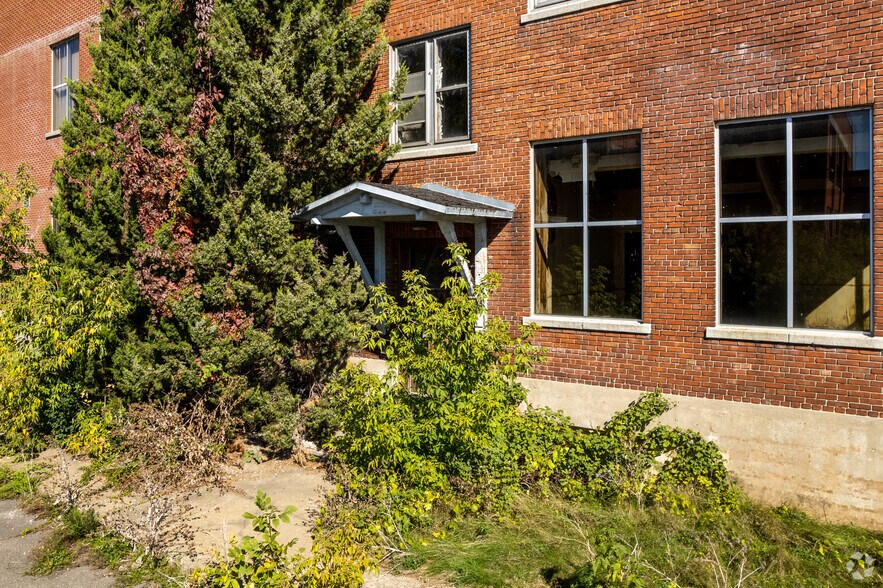 555 Rue Notre-Dame, Lachine, QC à louer - Photo du bâtiment - Image 2 de 7