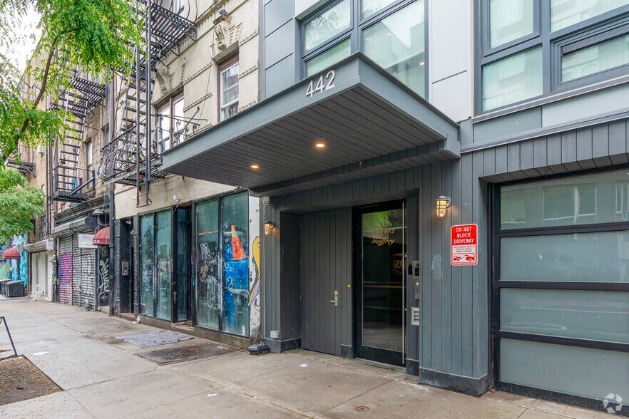 442 E 13th St, New York, NY à vendre - Photo du bâtiment - Image 3 de 6