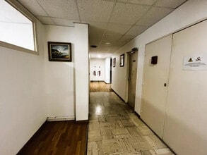 Retail in Ris-Orangis for lease Interior Photo- Image 2 of 2