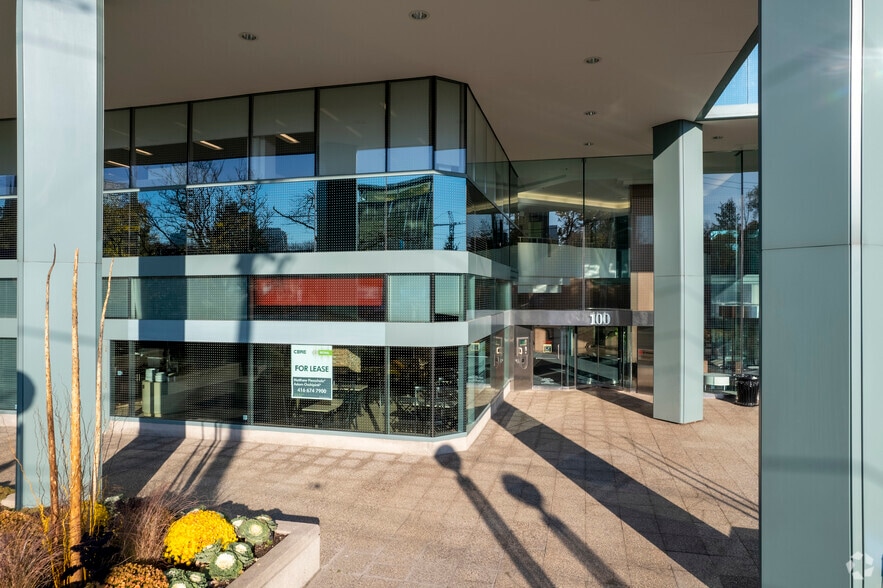 100 Sheppard Ave E, Toronto, ON à louer - Photo du bâtiment - Image 3 de 4