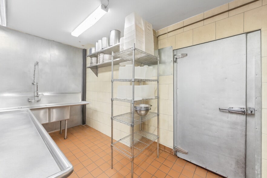 128 Metropolitan Ave, Brooklyn, NY for lease - Building Photo - Image 3 of 11