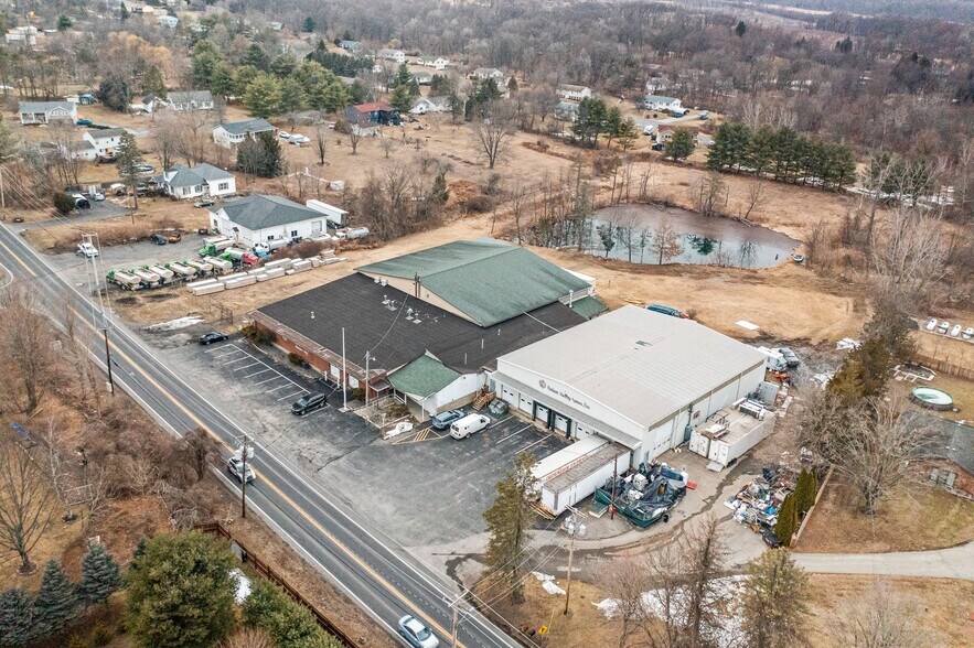 381 Vineyard Ave, Highland, NY à vendre - Photo du bâtiment - Image 3 de 31