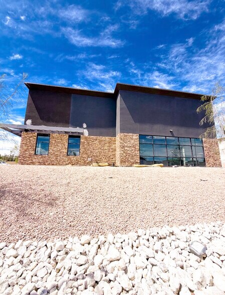 2541 Buffalo dr, Las Vegas, NV à louer - Photo du bâtiment - Image 2 de 8