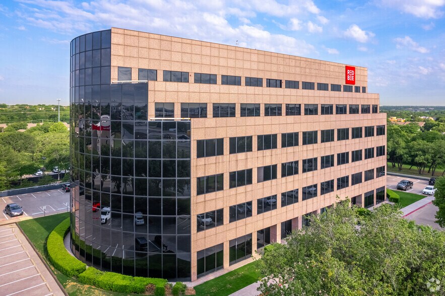 1901 N State Highway 360, Grand Prairie, TX à louer - Photo du bâtiment - Image 2 de 10